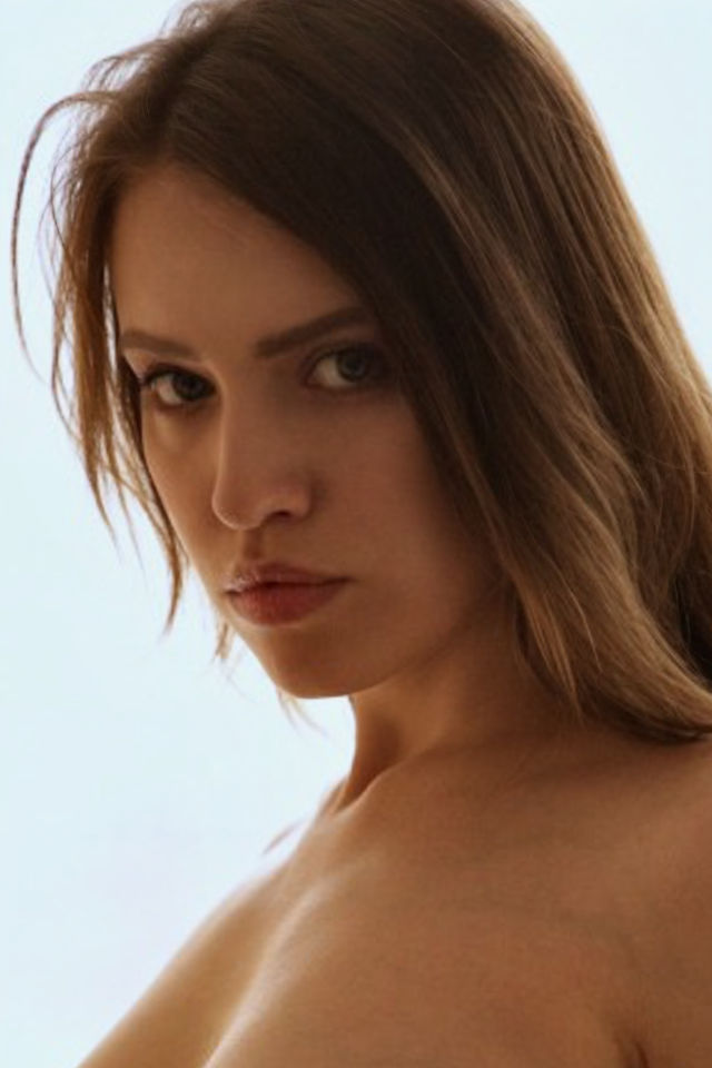 Natural beauty portrait of Julie. Authentic gaze.